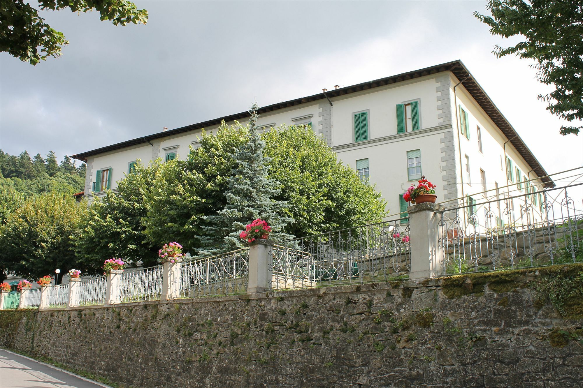 Hotel Croce Di Savoia Vallombrosa Bagian luar foto